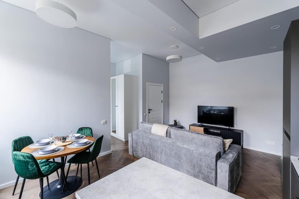 Modern Flat In Old Town Kaunas - Free Parking & Self Check-In Buitenkant foto