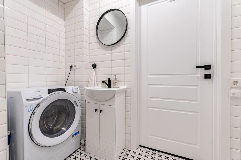 Modern Flat In Old Town Kaunas - Free Parking & Self Check-In Buitenkant foto