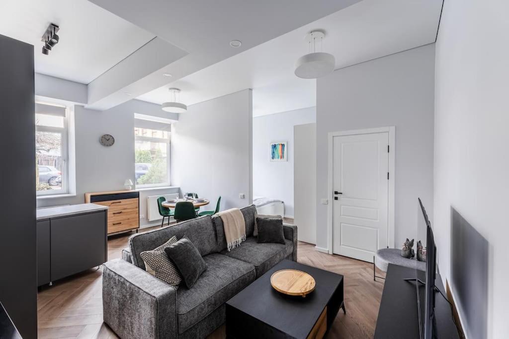 Modern Flat In Old Town Kaunas - Free Parking & Self Check-In Buitenkant foto